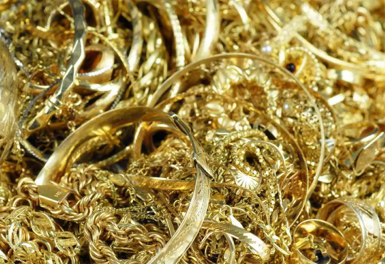 Attenzione all’oro: ecco la quotazione aggiornata in tempo reale e cosa succede ai tuoi gioielli