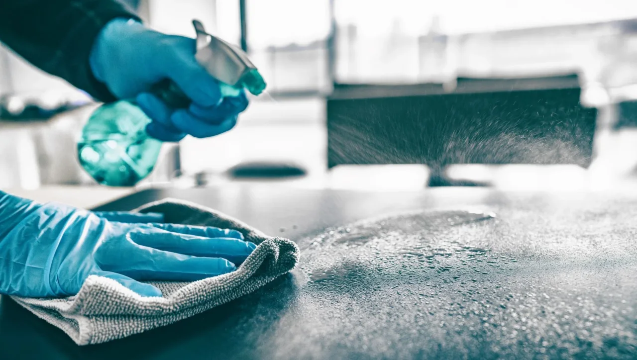 Pensi di usare il disinfettante più potente? Ecco qual è davvero il più efficace contro germi e batteri