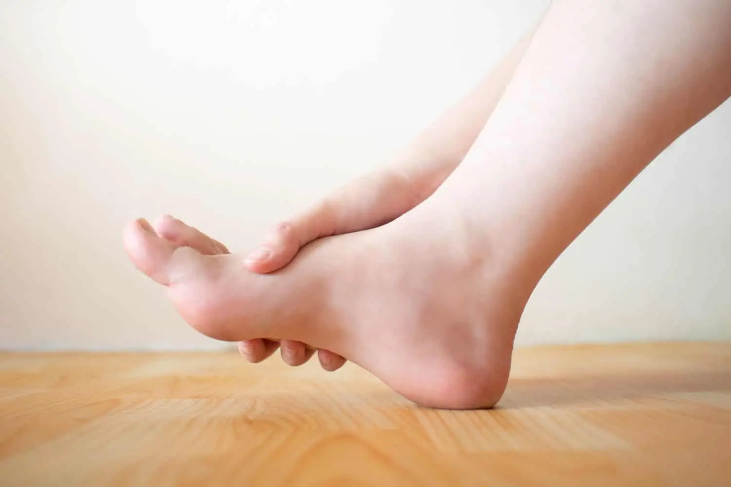 Dita storte o sovrapposte? Ecco come correggere l’infradito senza operazione chirurgica