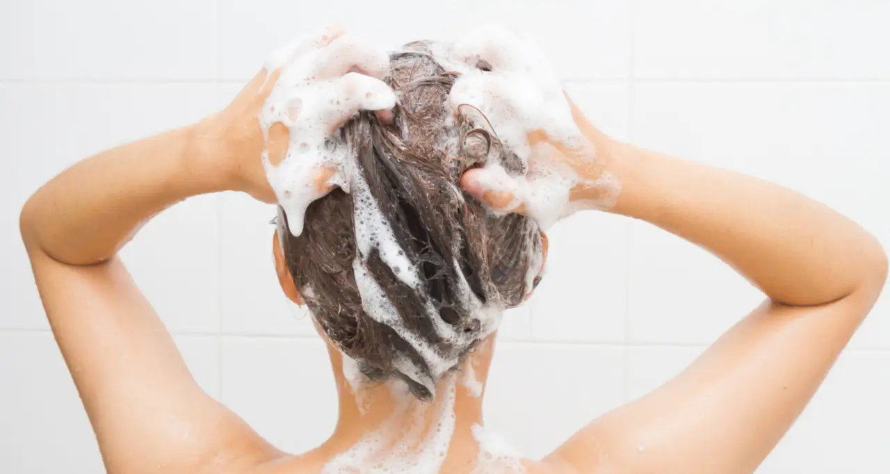 Come lavare i capelli nel lavandino senza bagnare tutto: il trucco semplice per riuscirci