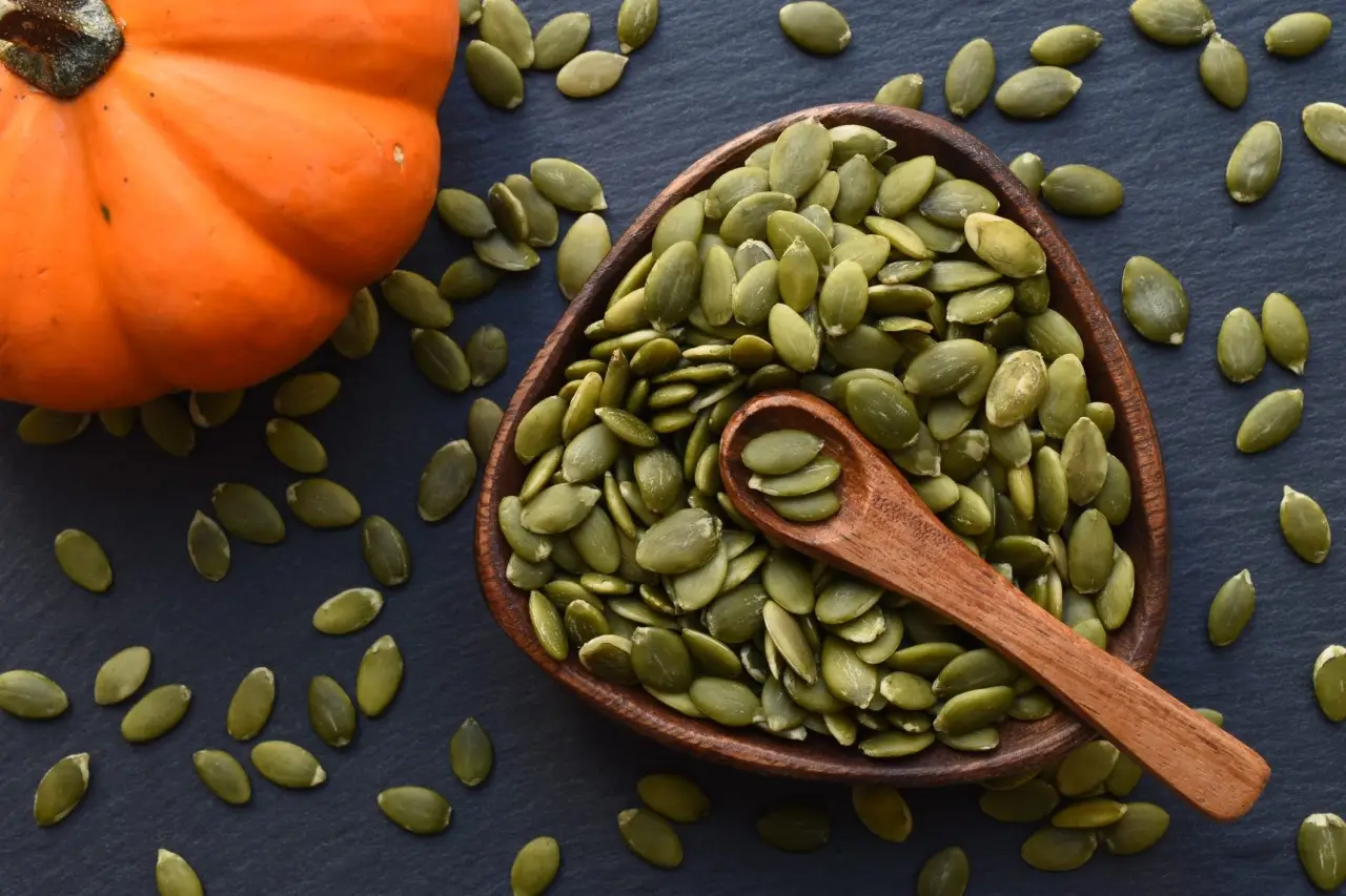 A cosa fanno bene i semi di zucca? Non buttarli, sono un concentrato di magnesio potentissimo
