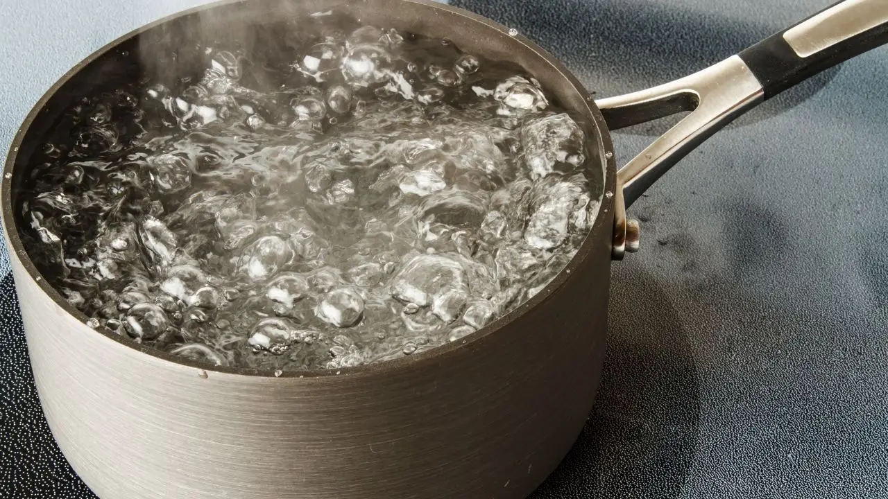 Come si fa a togliere le macchie di tè dai tessuti? L’acqua bollente come primo rimedio