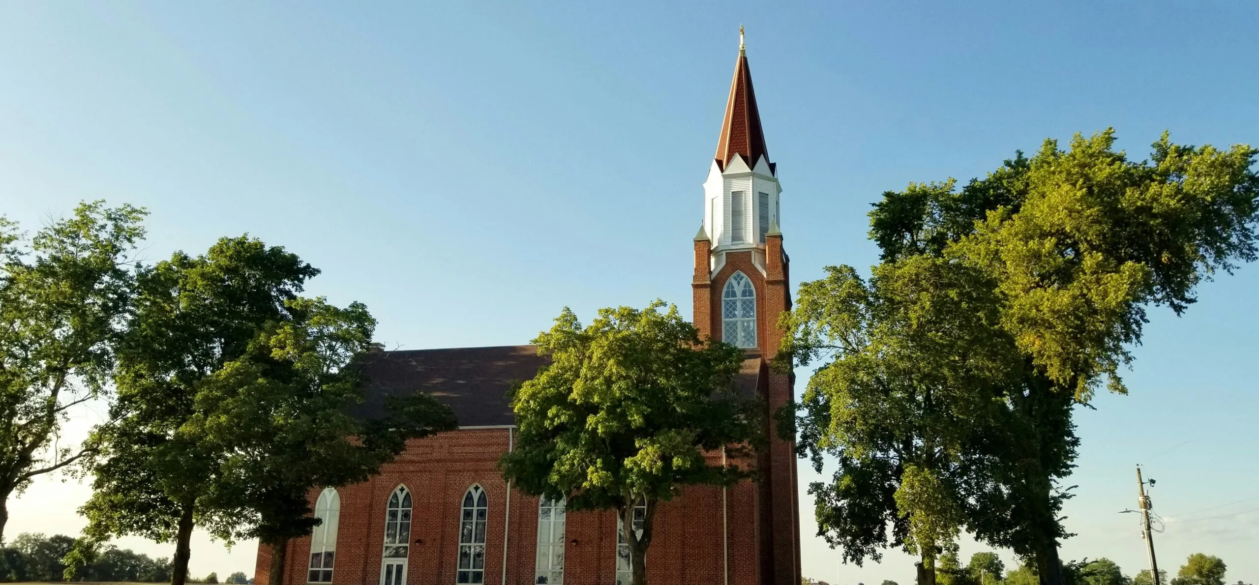 Comunità parrocchiale che modernizza la comunicazione con strumenti digitali mantenendo identità e valori